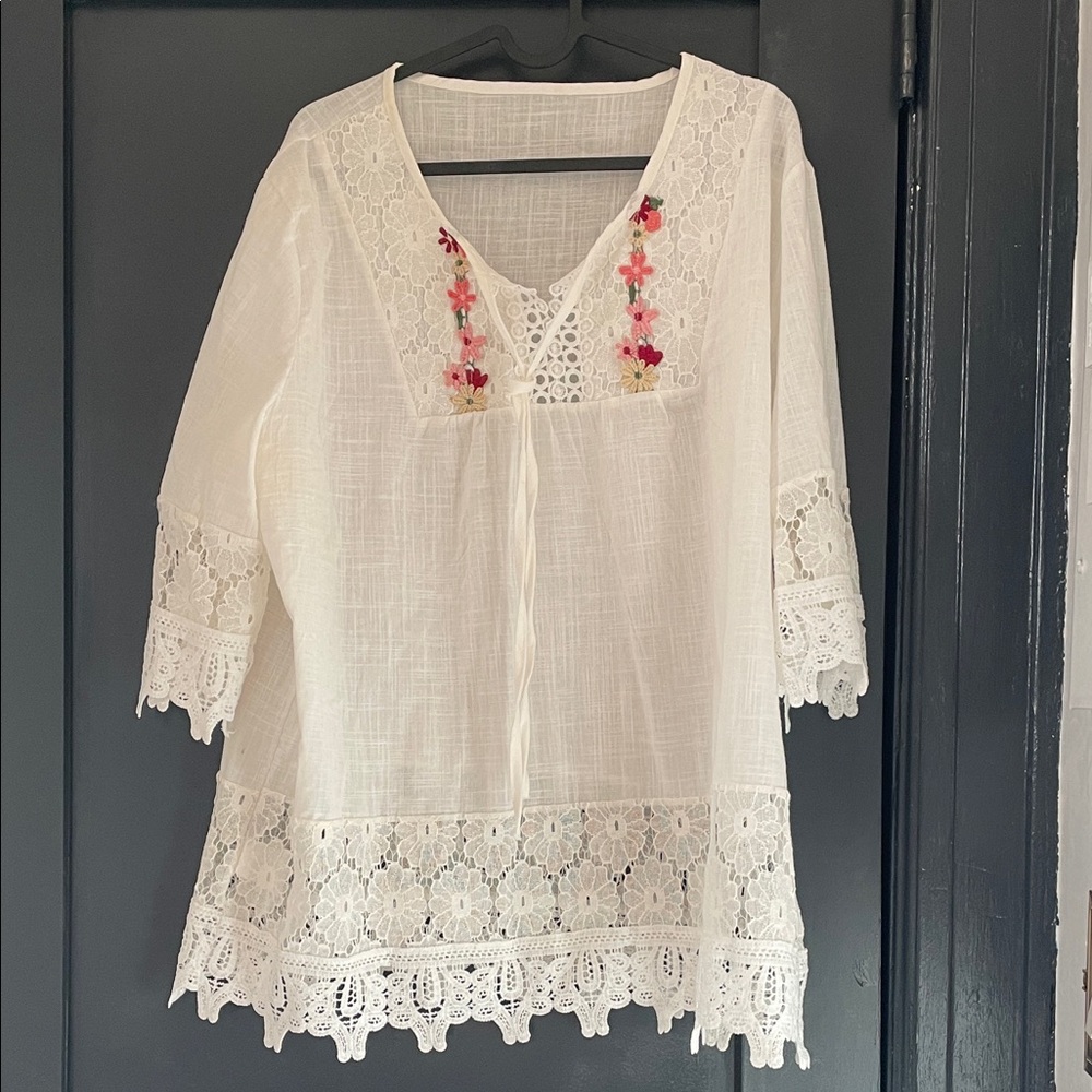 Chic White Blouse with Floral Embroidery